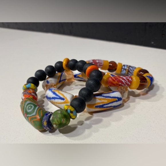 “GORGEOUS” Handcrafted Handpainted Stones Colorful Beaded Necklace & Earring Set - Picture 9 of 13